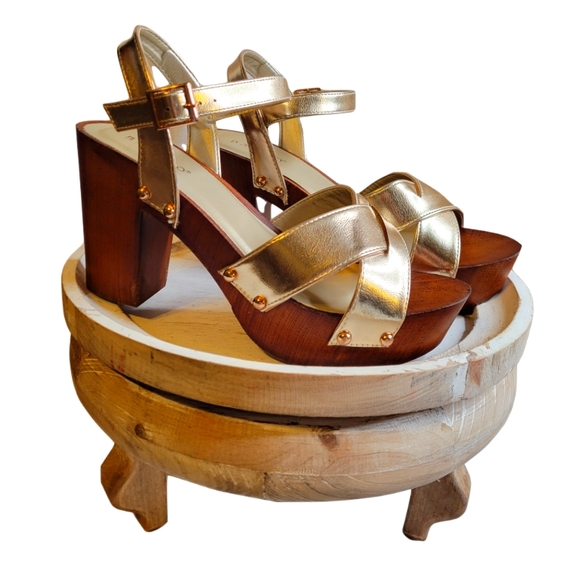Shoes - GOLD HEELS